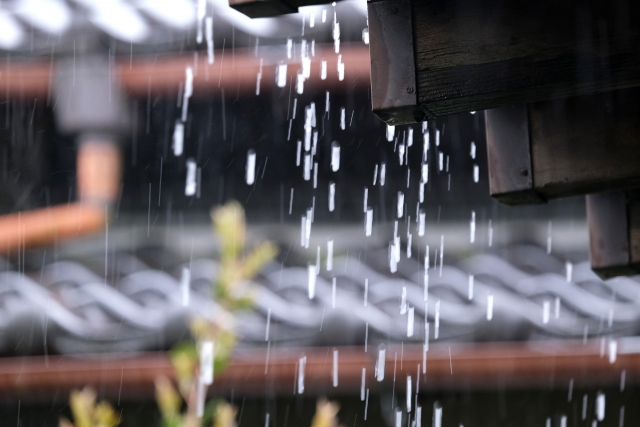 雨漏りを放置すると危険！北九州市での修理費用と業者の見極め方【保存版】